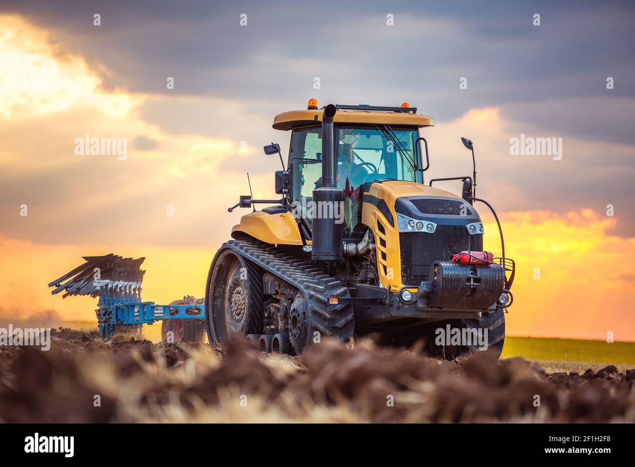 Traktor pflügen die Felder , landwirtschaftliche Landschaft Stockfoto