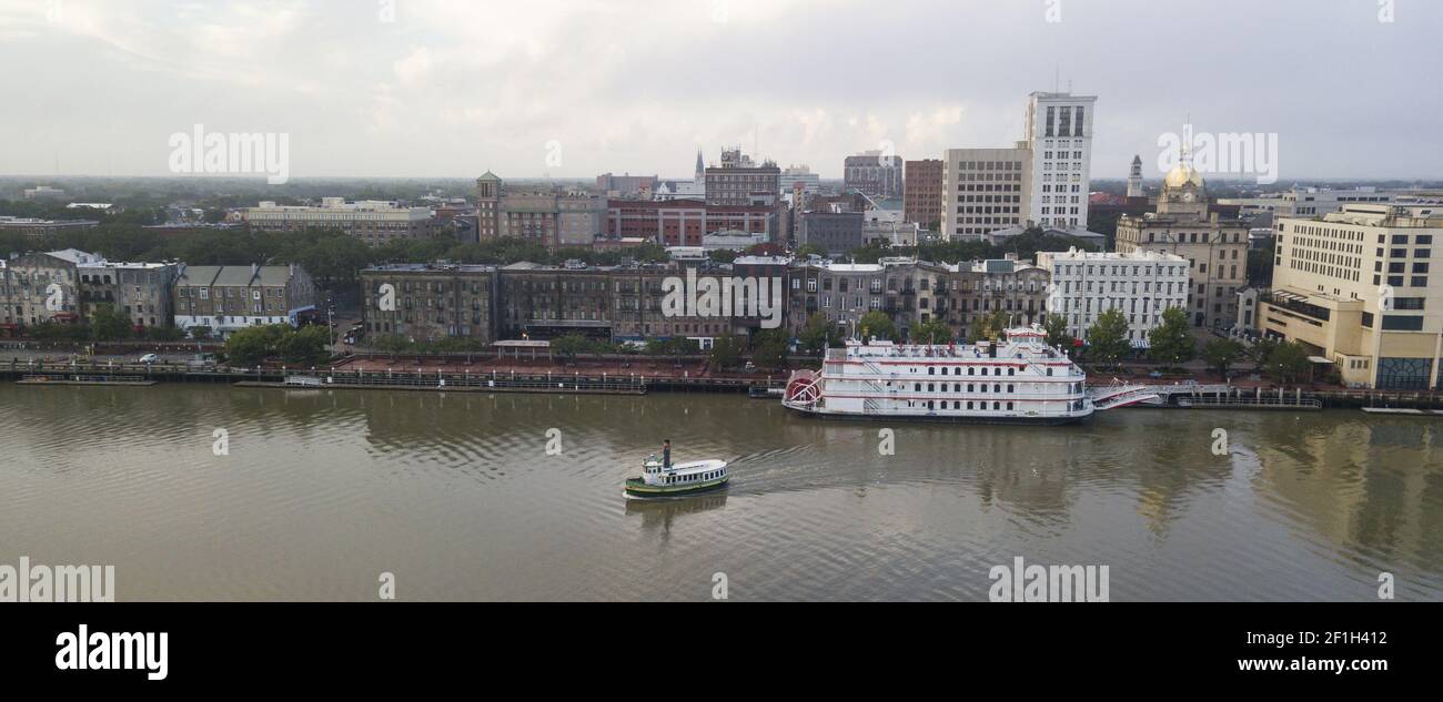 Fähren fahren über den Savannah River von der Innenstadt Stockfoto