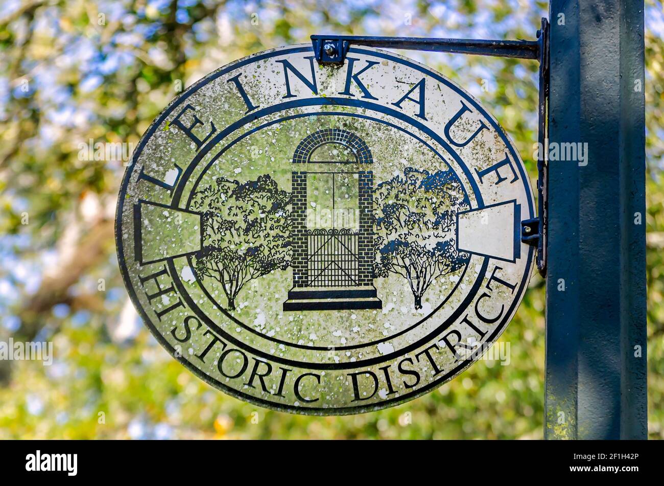 Ein Schild hängt an einem Laternenpfosten im Leinkauf Historic District, 6. März 2021, in Mobile, Alabama. Stockfoto