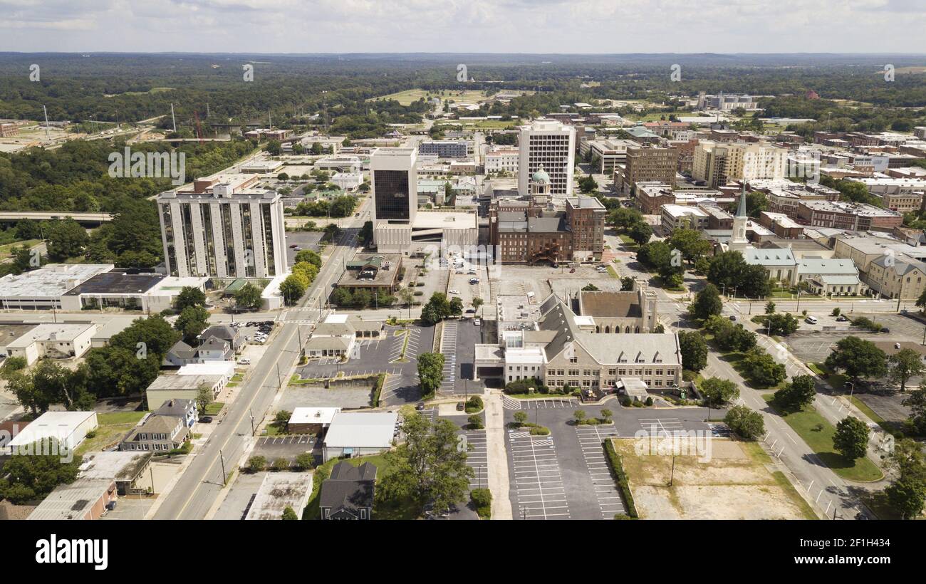 Blauer Himmel mit weißen Wolken erscheinen in den Horizont über die Landschaft in der Innenstadt von Macon, Georgia Stockfoto Blauer Himmel mit weißen Wolken erscheinen in den Horizont über die Landschaft in der Innenstadt von Macon, Georgia Stockfoto