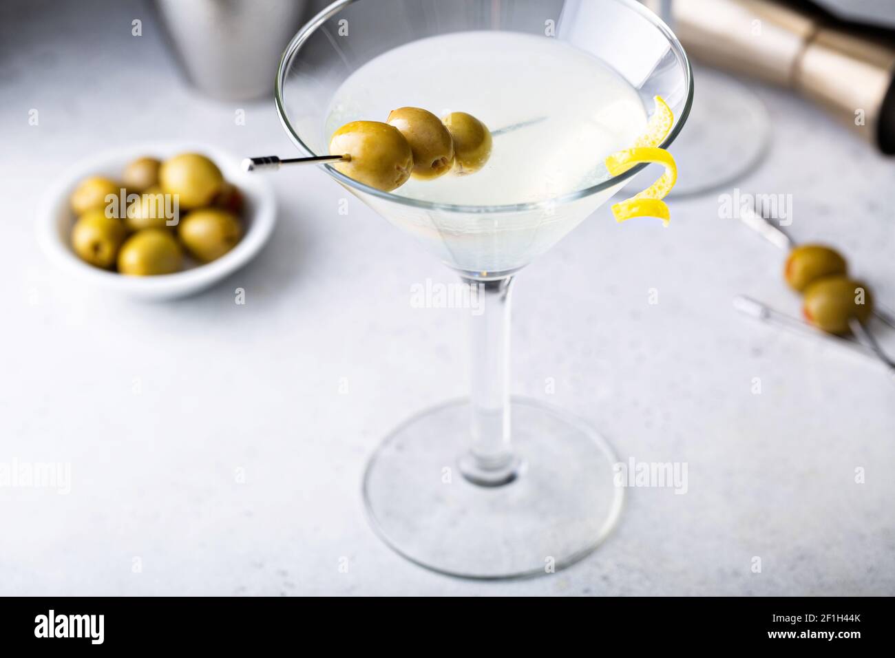 Klassischer Martini mit Zitronenmelisse Stockfoto