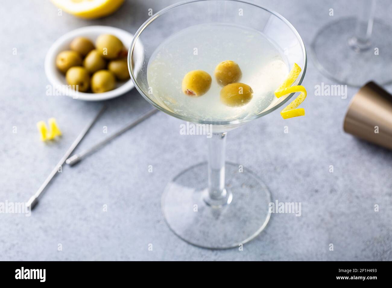 Klassischer Martini mit Zitronenmelisse Stockfoto