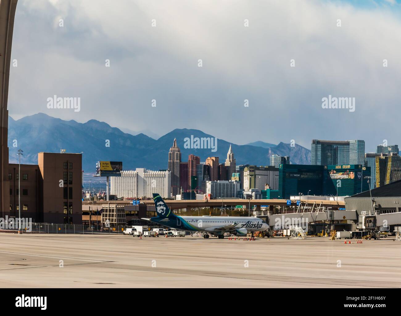 Flugzeuge am McCarran International Airport mit Casinos auf dem Strip im Hintergrund, Las Vegas, Nevada, USA Stockfoto
