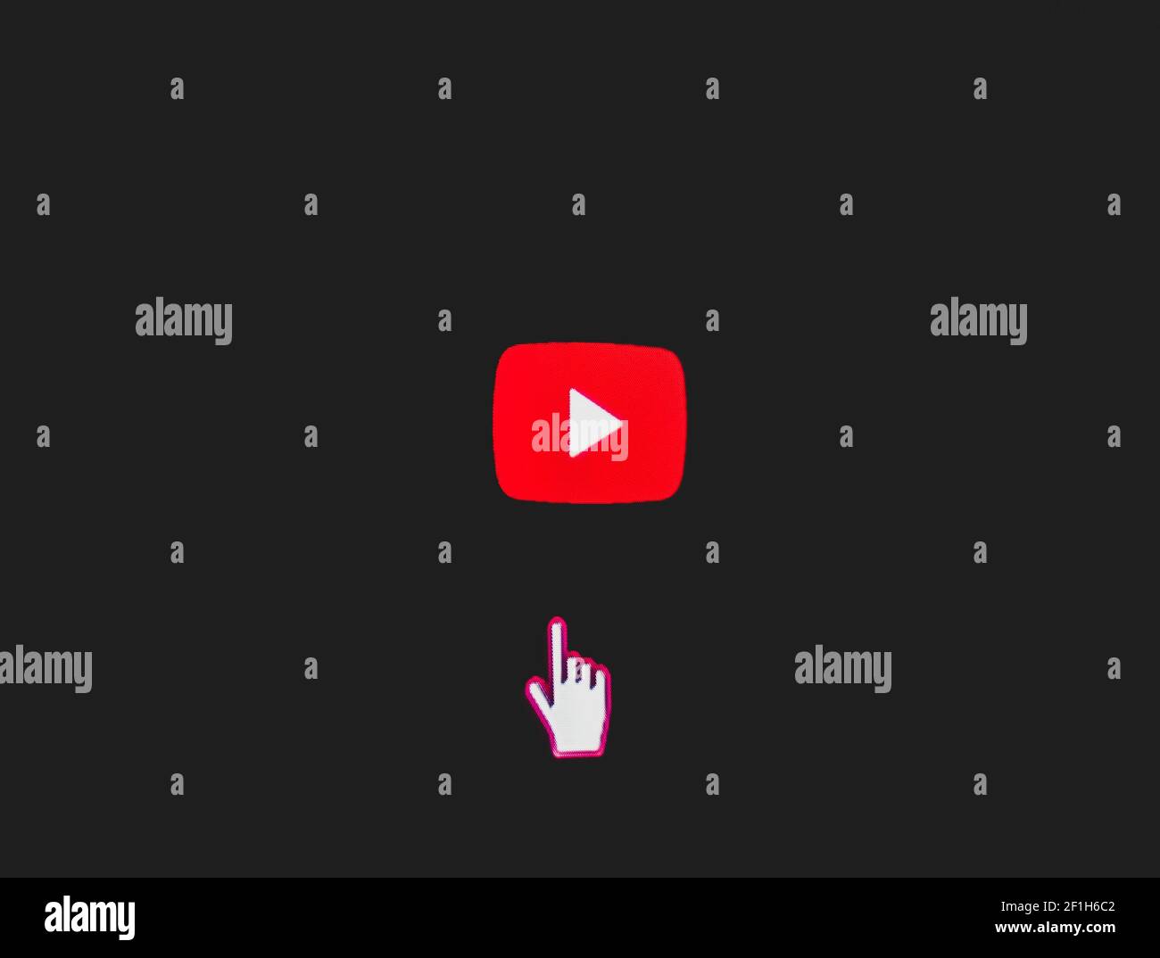 2020: Cursor und Play-Pause-Icons auf YouTube-Website Stockfoto