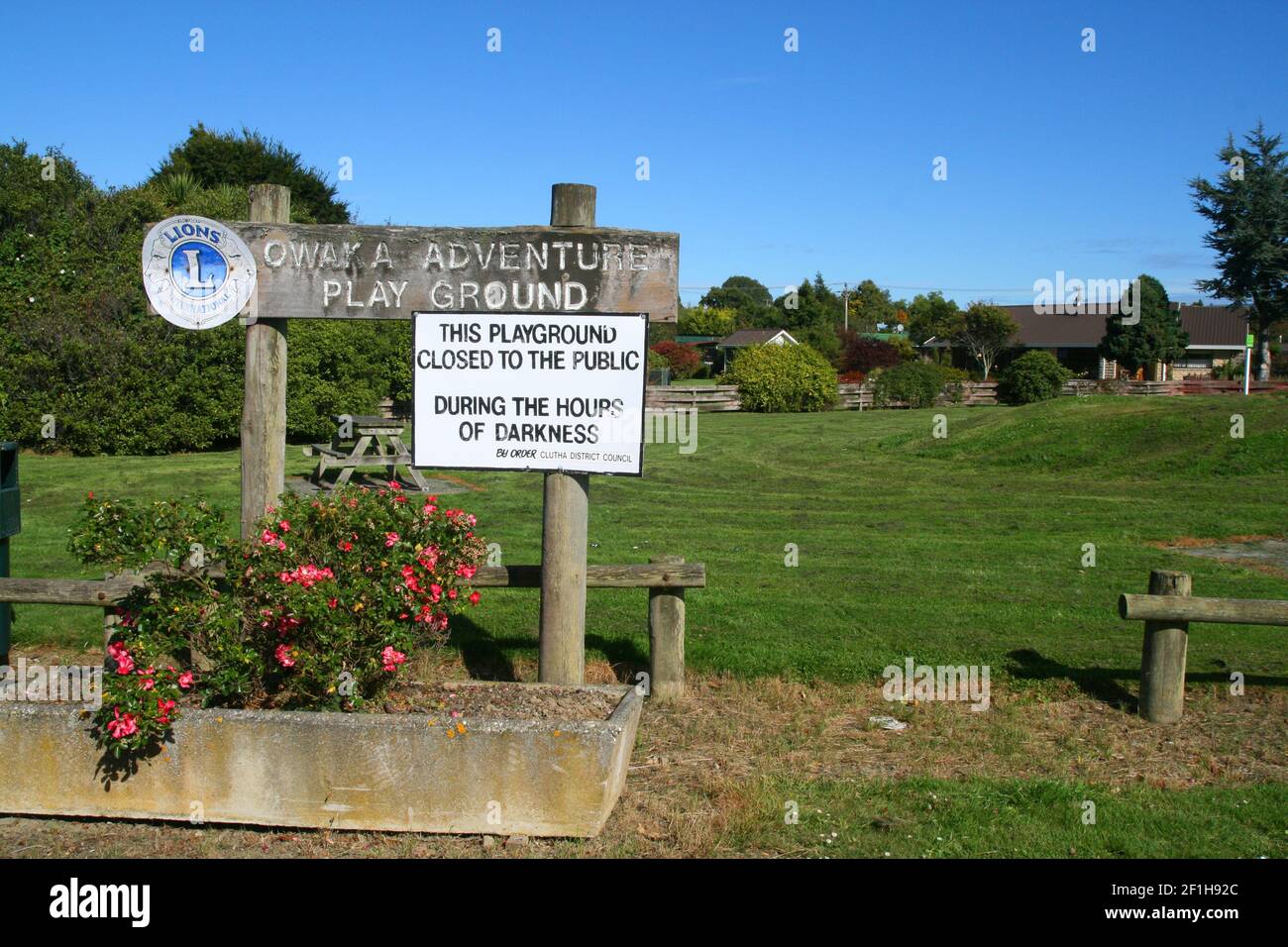 Owaka Spielplatz lustige Zeichen, eine kleine Stadt im Clutha District, Südinsel von Neuseeland Stockfoto