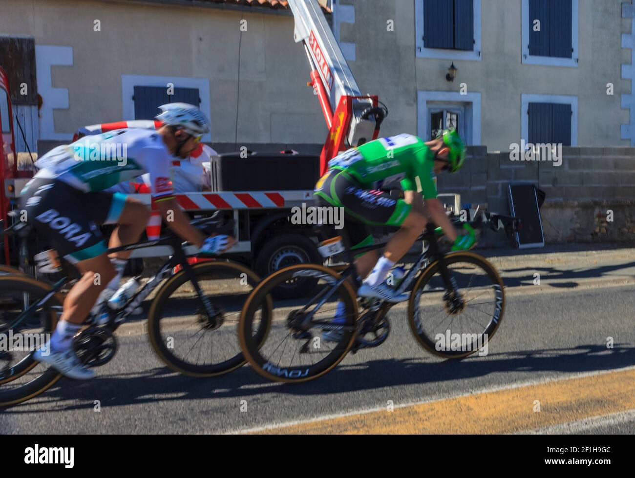 Les Grands Ajoncs; Frankreich -09. September; 2020: Verschwommenes Bild von Sam Bennett in Green Jersey und Peter Sagan beim schnellen Fahren während der Etappe 11 von Le Tour Stockfoto