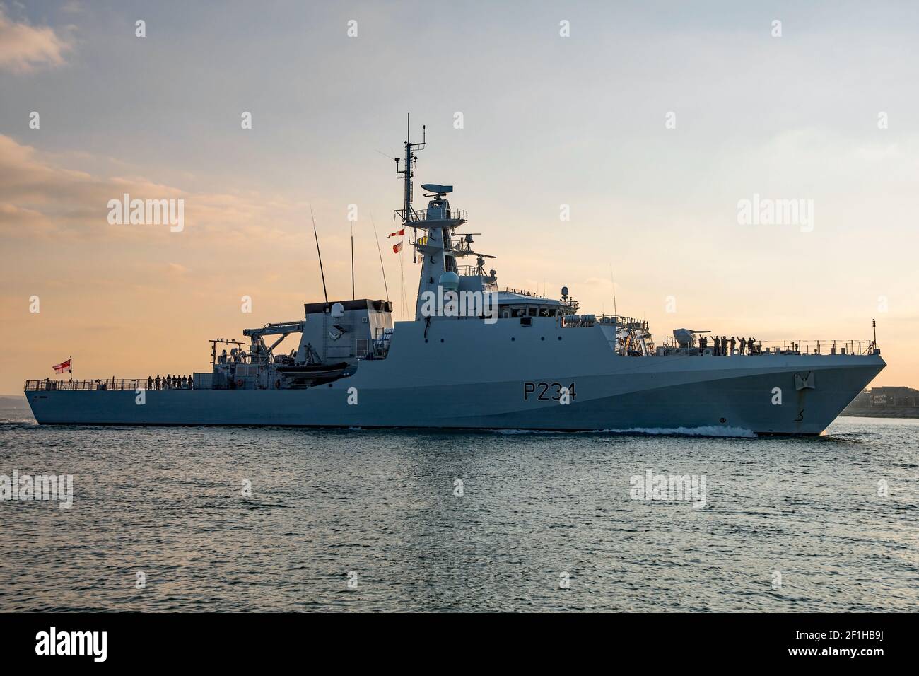 Das Royal Navy Batch 2 River Class Offshore Patrouillenschiff HMS Spey (P234) kehrte kurz vor Sonnenuntergang am Nachmittag des 7/3/21 nach Portsmouth, UK zurück. Stockfoto