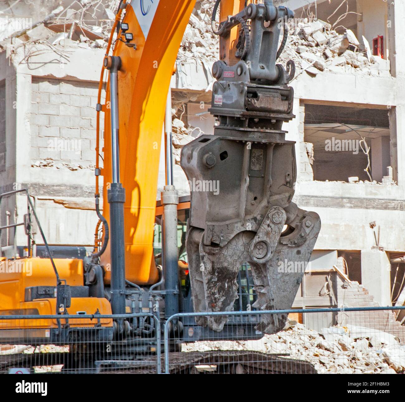 Nahaufnahme des hydraulischen Backenbrechers, der zum Aufbrechen verwendet wird Beton und Stahl auf der Abbruchstelle des Wilko-Ladens & Parkhaus Blackpool England UK Stockfoto