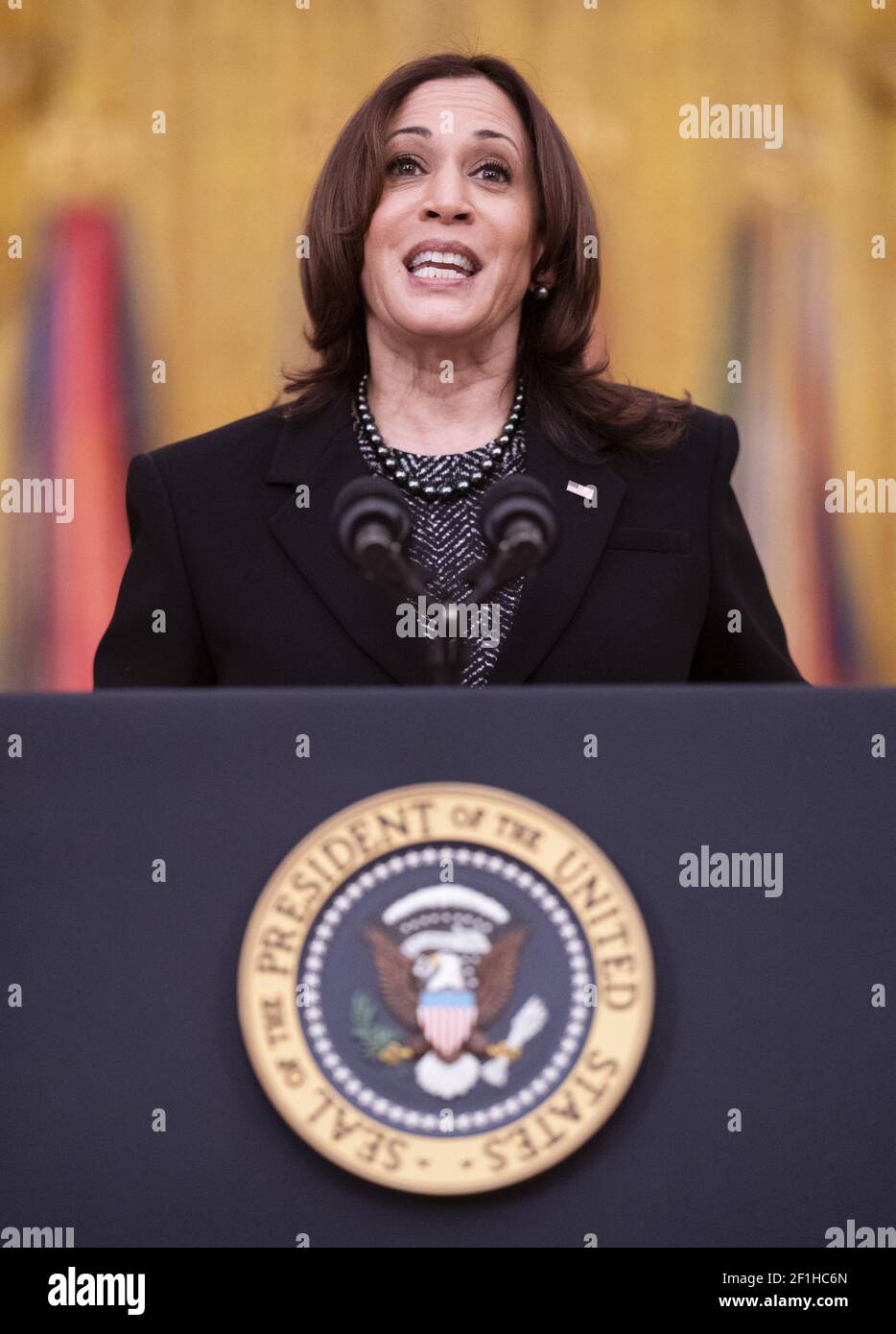 Washington, Usa. März 2021, 08th. Vizepräsidentin Kamala Harris hält am Montag, den 8. März 2021, bei der Nominierung des Combatant Commander von Präsident Joe Biden für die Air Force Gen. Jacqueline Van Ovost und die Army LT. Gen. Laura Richardson im East Room des Weißen Hauses in Washington, DC, eine Rede. Ovost wurde zum Leiter des Transportkommandos und Richardson ernannt und wurde zum Leiter militärischer Aktivitäten in Lateinamerika beim Southern Command ernannt. Foto von Kevin Dietsch/UPI Kredit: UPI/Alamy Live News Stockfoto