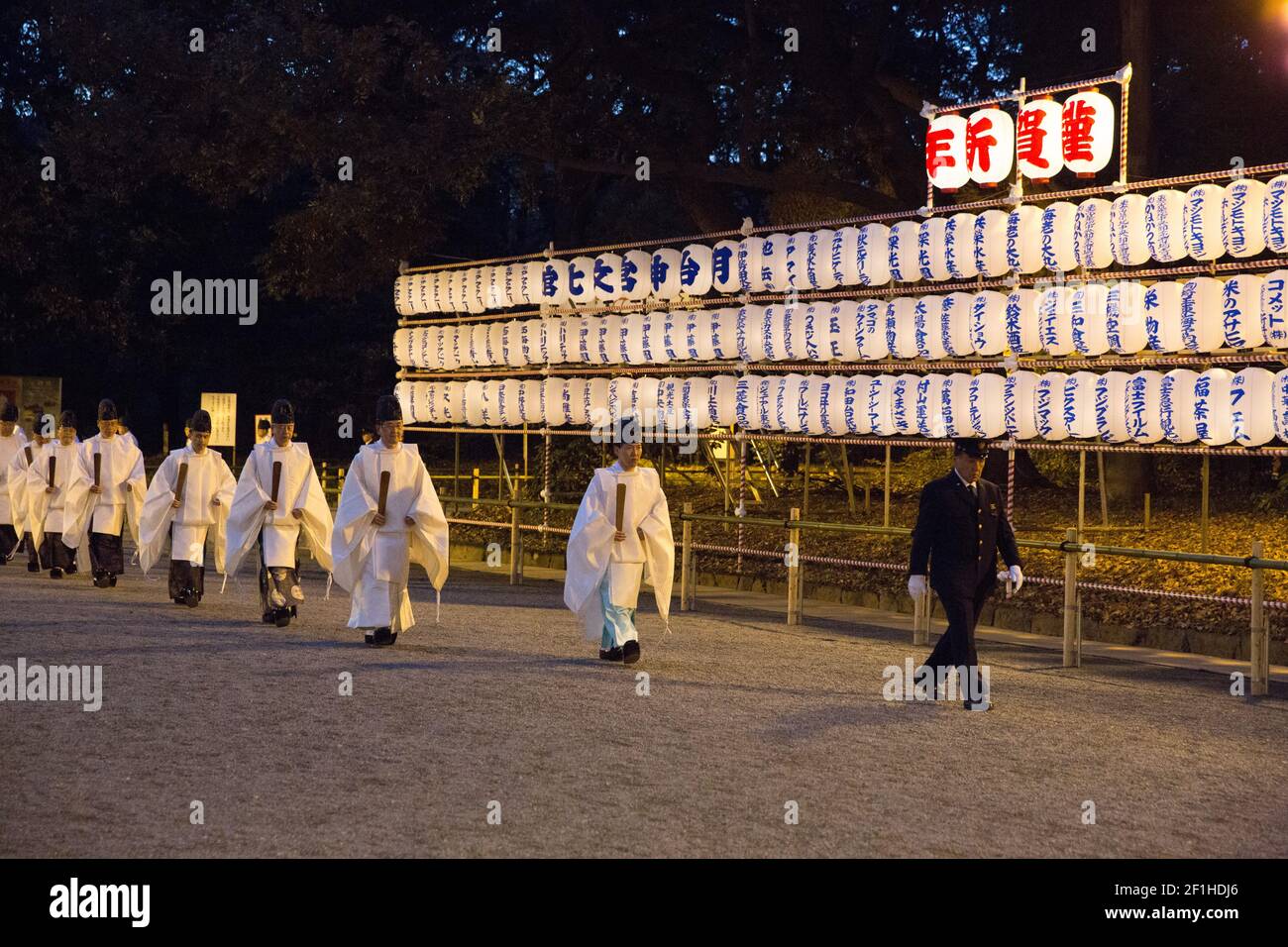 Shinto Priester, die in einer Prozession am Meiji Jingu Schrein während einer religiösen Zeremonie während des Neujahrs in Tokio, Japan, gehen. Stockfoto