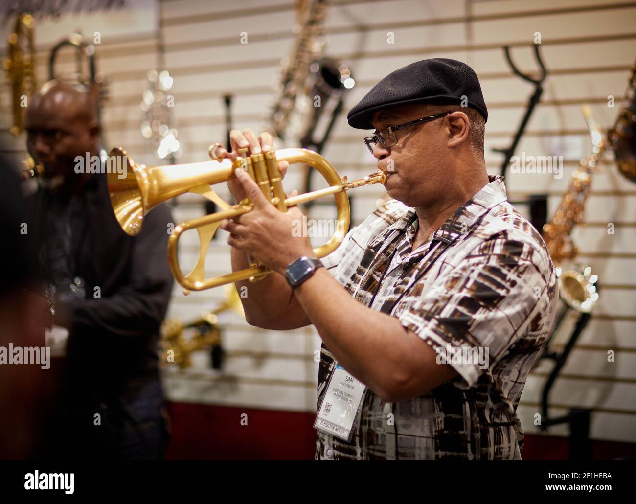 Schwarzer Mann spielt Trompete Kornett bei Musical Instrument Convention Stockfoto