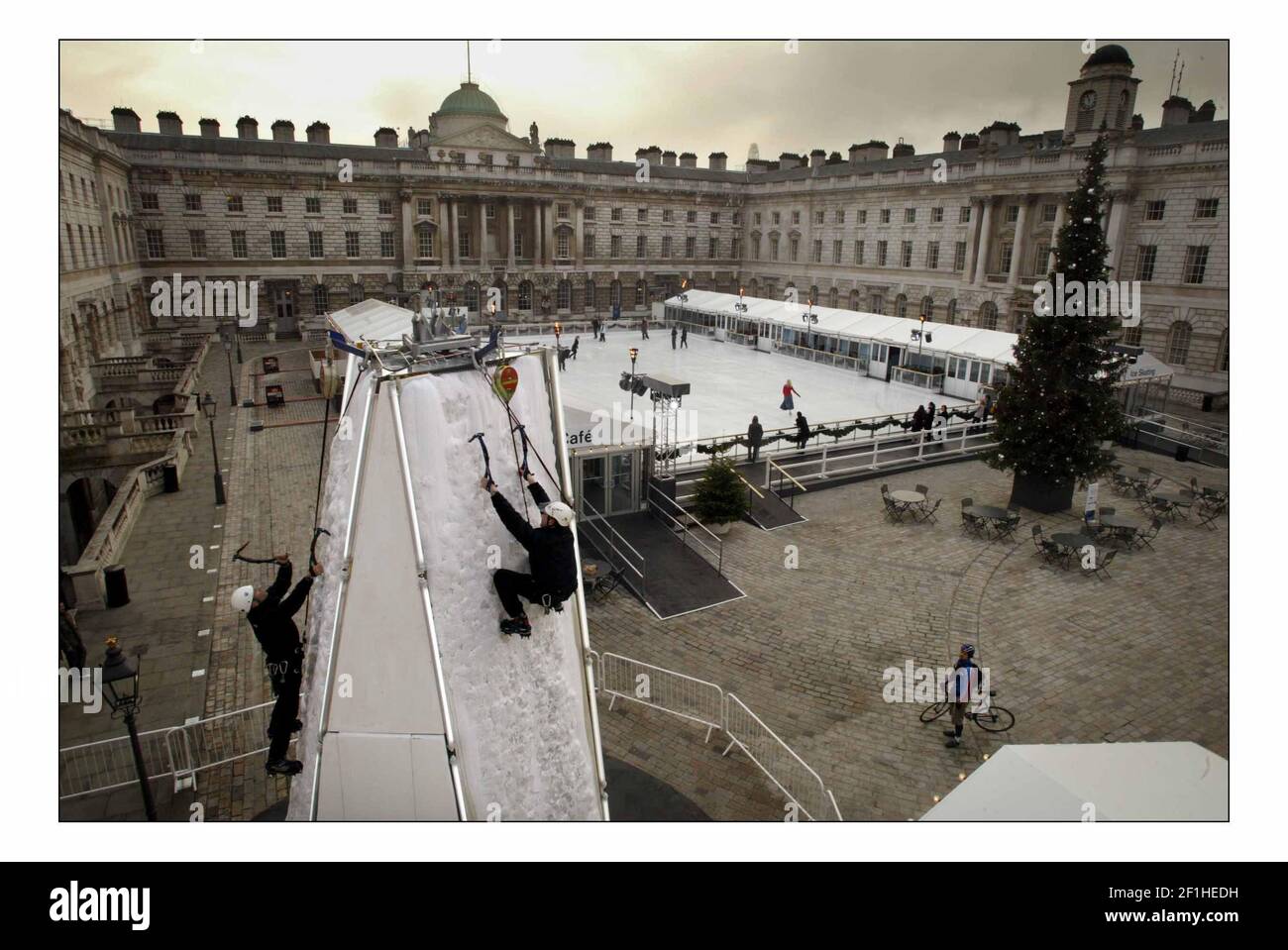 Während Großbritannien sich auf die Teilnahme an den Olympischen Winterspielen vorbereitet, startet Somerset House Eisklettern im Freien auf der Somerset House Ice Rink Eröffnung für die Öffentlichkeit am 24 Nov 2005pic David Sandison 23/11/2005 Stockfoto