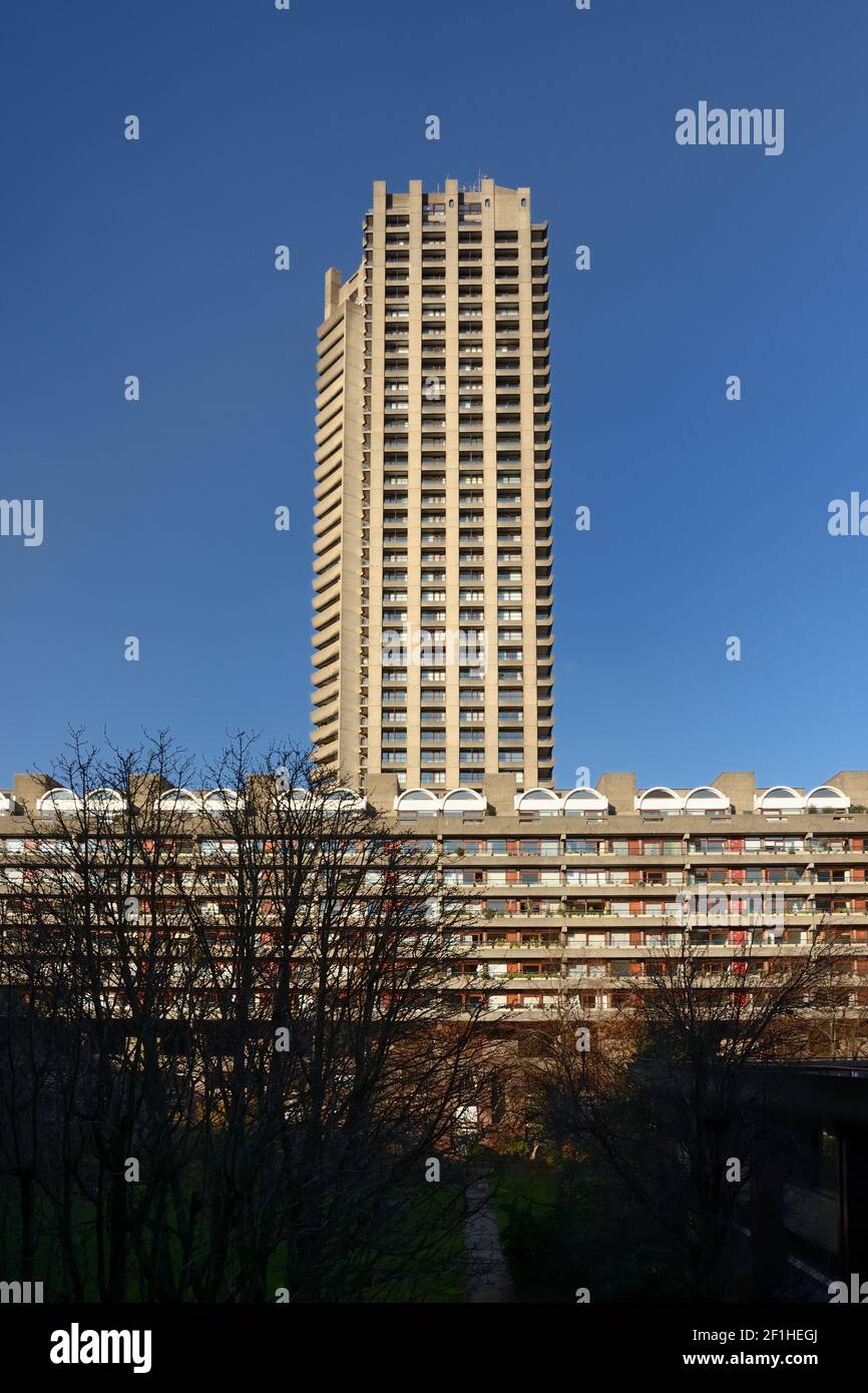 Barbican Estate Wohnblock und Turm im Hintergrund.Thomas Mehr Bewohner Garten. City of London, Großbritannien Stockfoto