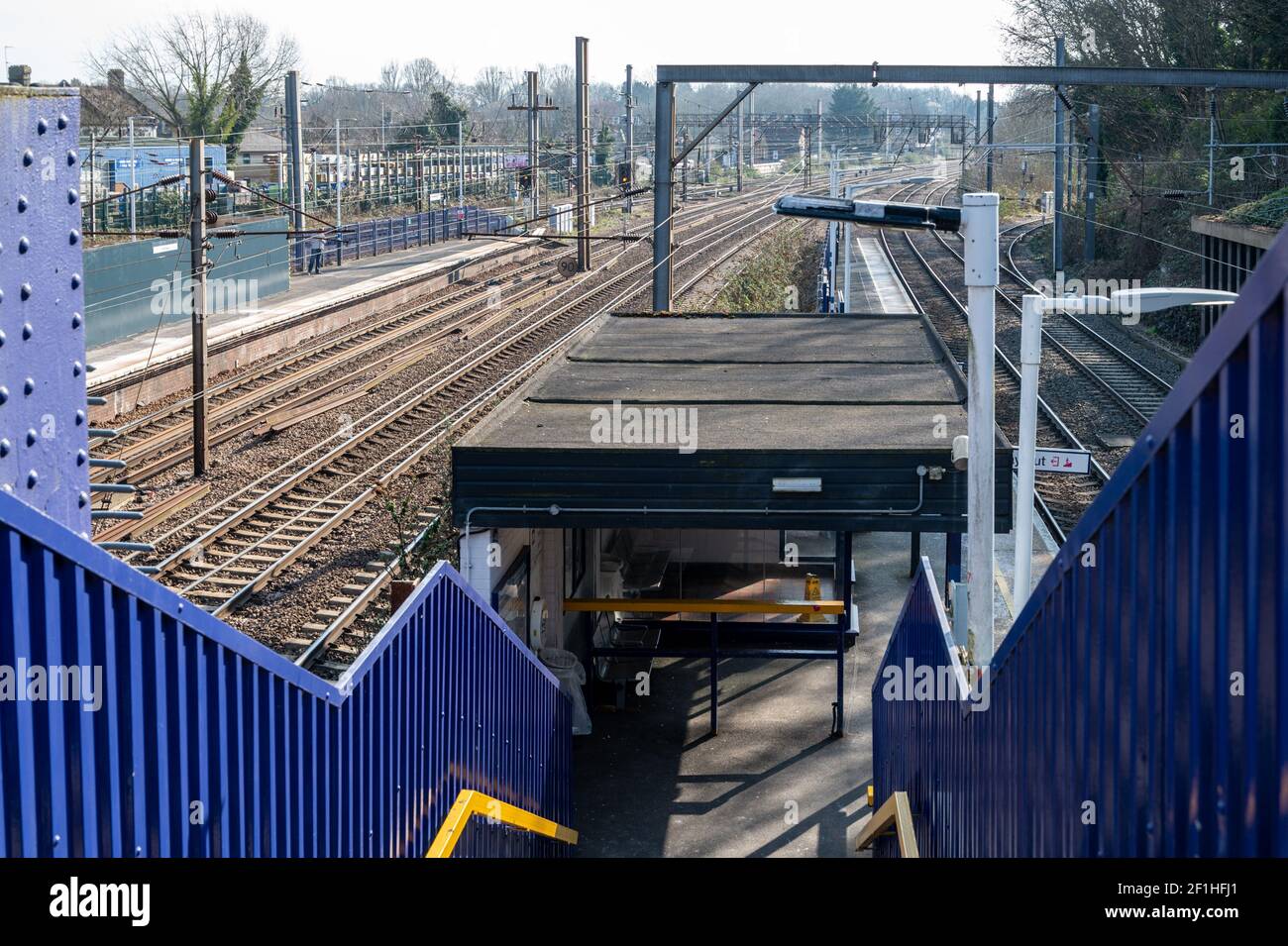 Während der dritten Covid-Pandemie sperrte tagsüber ein verlassener oberirdisch gelegener Bahnhof. Harringay Station, London. Stockfoto