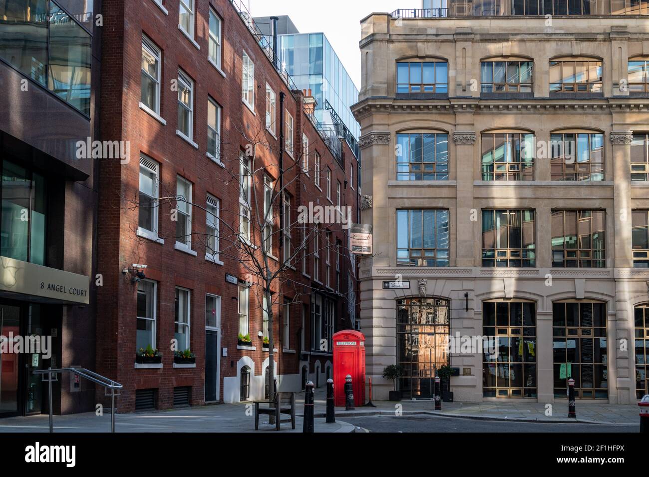 Covid Pandemiesperre; eine verlassene Straße im Finanzviertel der City of London. Stockfoto
