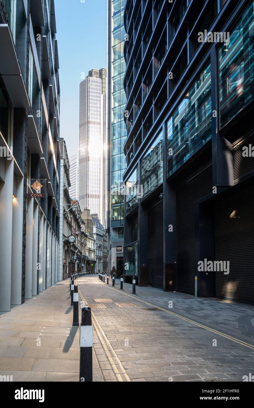 Covid Pandemiesperre; eine leere Straße im Finanzviertel der City of London mit Tower 42 in der Ferne. Stockfoto