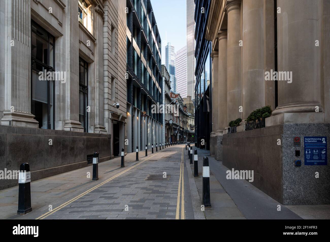 Covid Pandemiesperre; eine verlassene Straße im Finanzviertel der City of London. Stockfoto