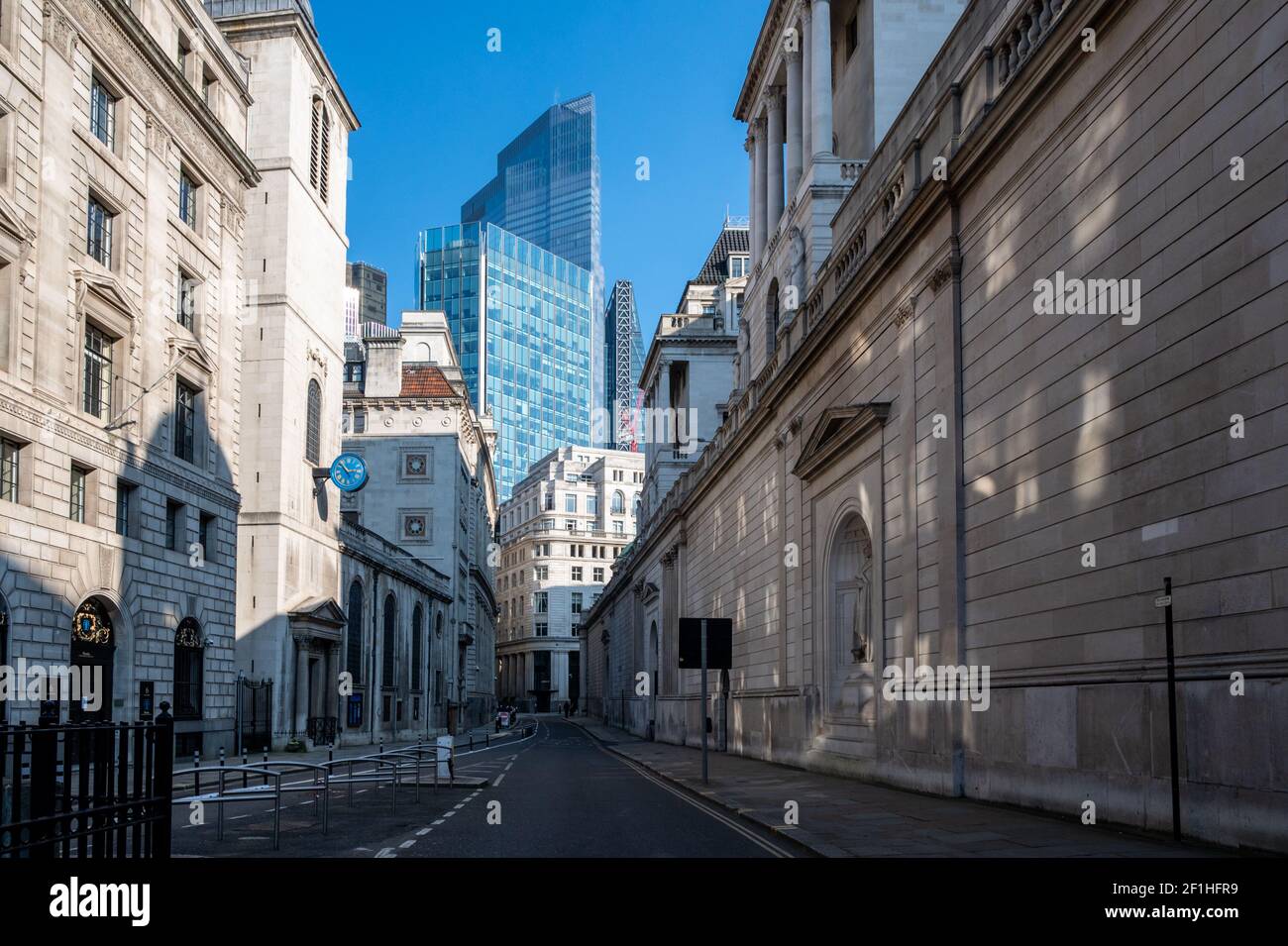 Covid Pandemiesperre; eine verlassene Straße im Finanzviertel der City of London. (Lothbury, Bank of England, London). Stockfoto