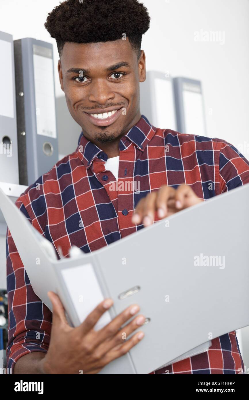 Ein Student mit Ordnern und Büchern Stockfoto