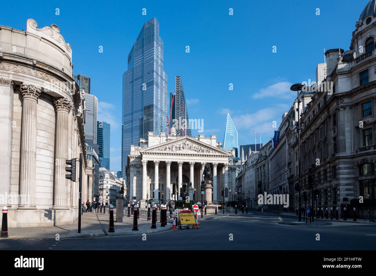 Covid Pandemiesperre; City of London Finanzviertel mit der Bank of England auf der linken Seite, die Royal Exchange zentral und Wolkenkratzer dahinter. Stockfoto