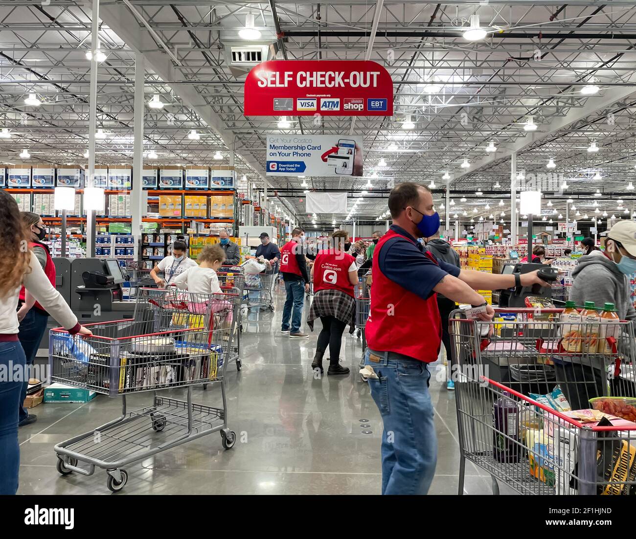 McKinney, TX USA - 22. Februar 2021: Costco-Mitarbeiter helfen Kunden, in einem neu eröffneten Self-Check-out-Bereich am Standort McKinney auszuchecken Stockfoto