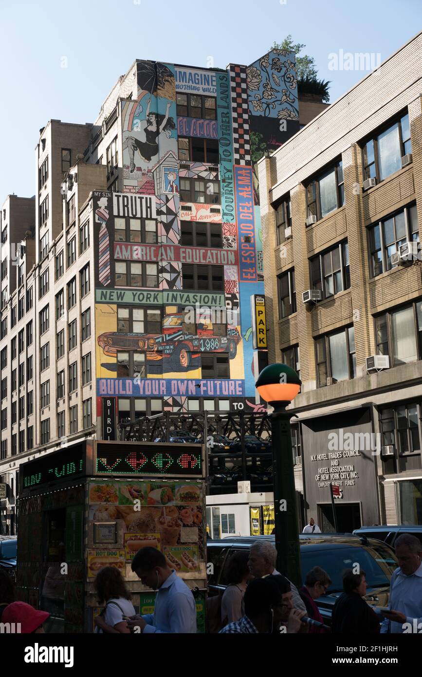 USA, New York City, NY - Murals on Canal Street : ‘New York Invasion by FAILE eine Zusammenarbeit zwischen Patrick McNeil und Patrick Miller. Stockfoto