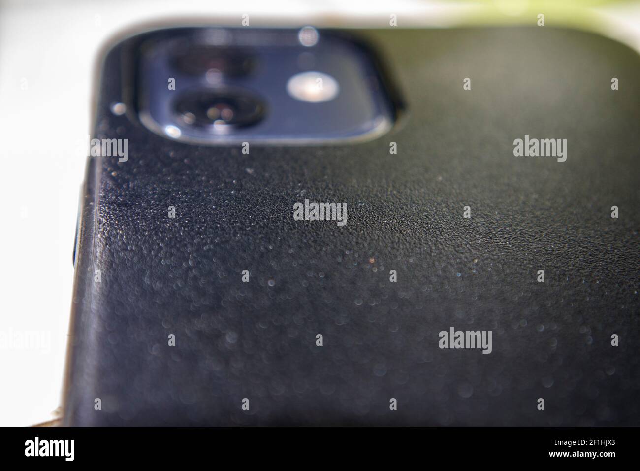 Bluury Handy auf einem Holztisch mit grellem Grün braun Und schwarze Rückseite Stockfoto