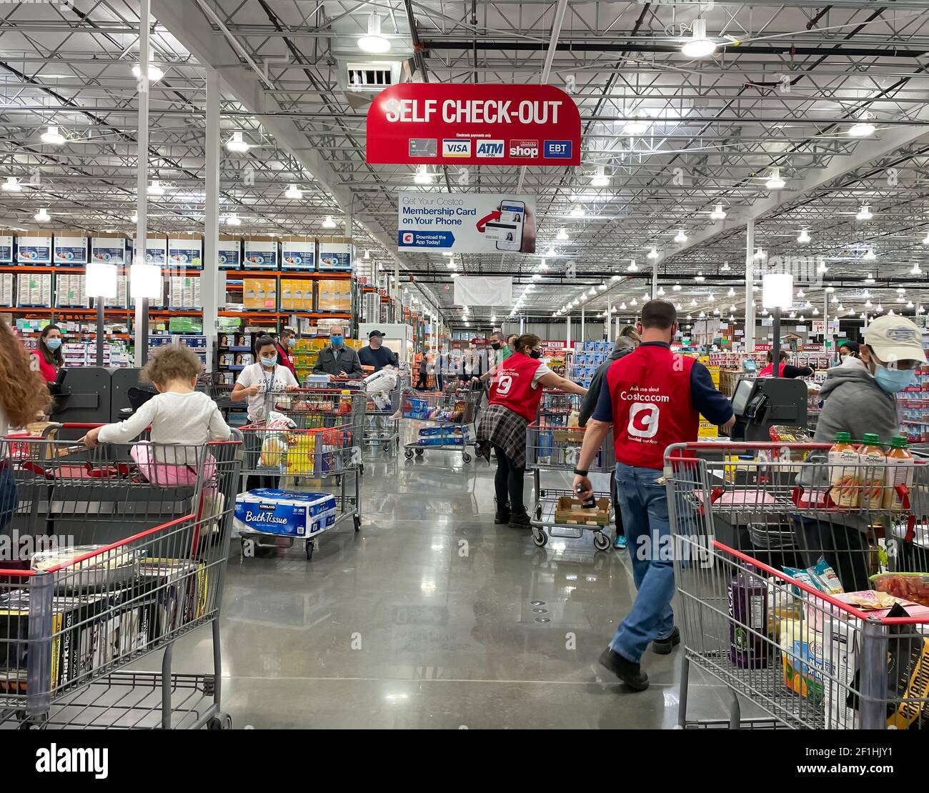 McKinney, TX USA - 22. Februar 2021: Costco-Mitarbeiter helfen Kunden, in einem neu eröffneten Self-Check-out-Bereich am Standort McKinney auszuchecken Stockfoto
