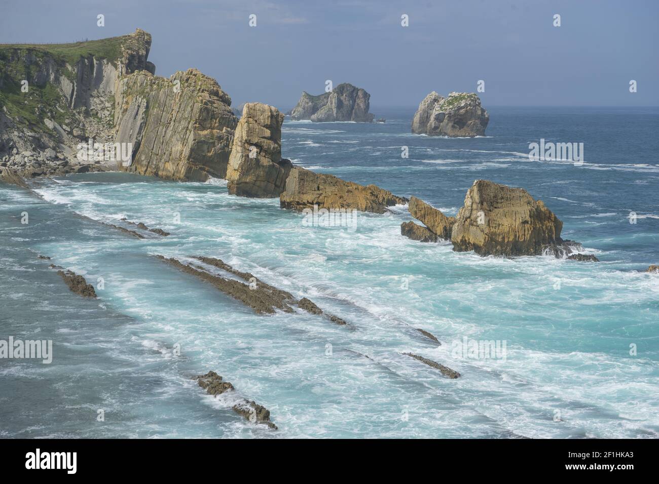 Felsen am Strand. Dramatischen Blick auf Playa de la Arnia, felsige Küstenlinie in Santander, Kantabrien, Spanien. Stockfoto