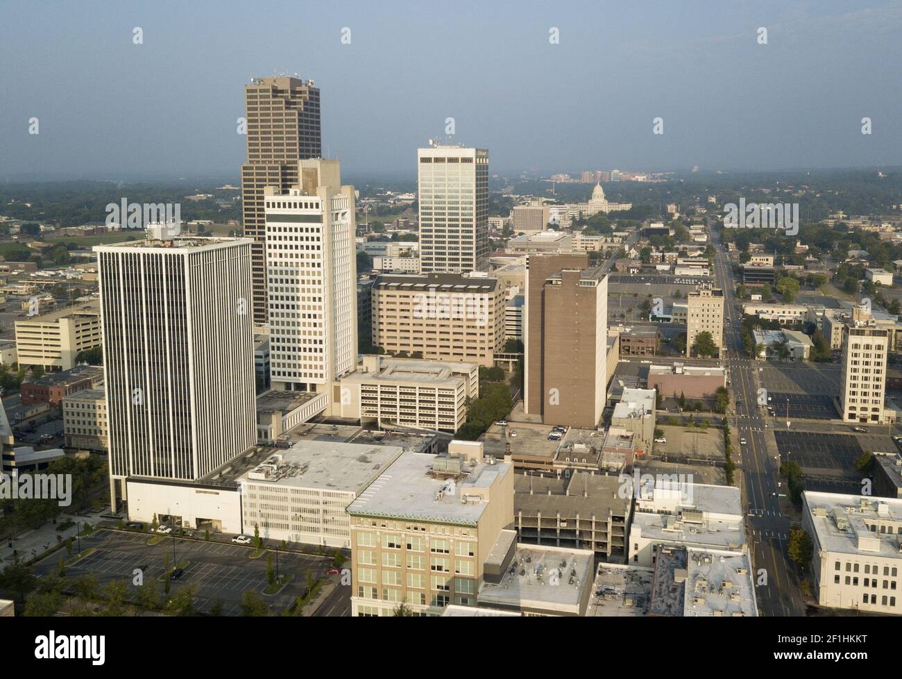 Eine quadratische Antenne Zusammensetzung von Downtown Little Rock Gebäude mit dem State Capitol Building Hintergrund Stockfoto