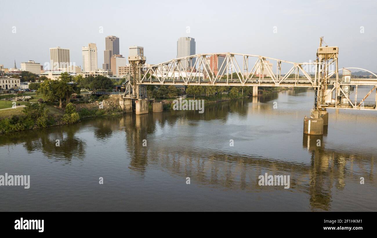 Der Arkansas River fließt durch die Waterfront von Little Rock The State Capitol Stockfoto