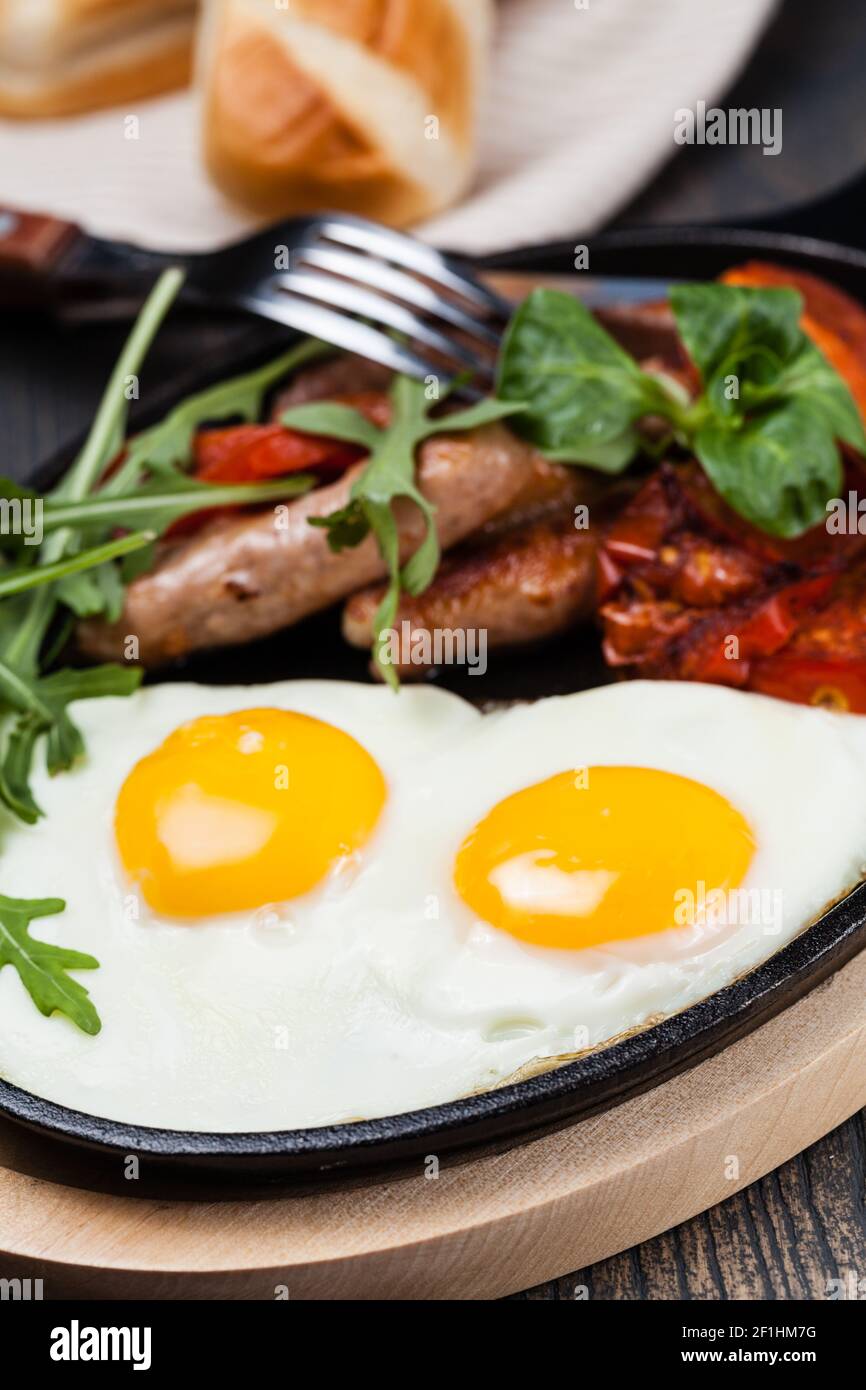 Frühstück mit Eiern und Würstchen Stockfoto