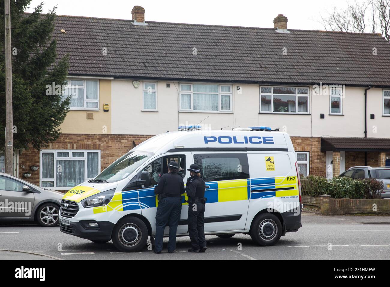 Sipson, Großbritannien. März 2021, 8th. Metropolitan Police Officers erleichtern die Vertreibung der Bewohner aus dem verbleibenden Teil eines besetzten off-Grid Öko-Community Garten bekannt als Grow Heathrow. Grow Heathrow wurde 2010 auf einem zuvor verwelkenden Gelände in der Nähe des Flughafens Heathrow aus Protest gegen Regierungspläne für eine dritte Start- und Landebahn gegründet und hat seitdem einen bedeutenden pädagogischen und spirituellen Beitrag zum Leben in den Heathrow-Dörfern geleistet, die von der Flughafenerweiterung bedroht sind. Kredit: Mark Kerrison/Alamy Live Nachrichten Stockfoto