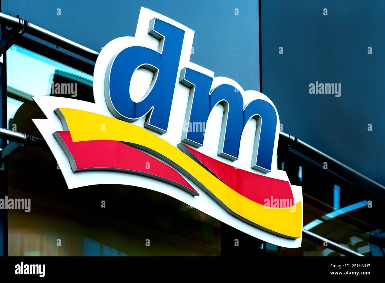 dm-Logo an der Wand. dm-drogerie markt ist eine Kette von Einzelhandelsgeschäften, die Kosmetika, Gesundheitsartikel, Haushaltsprodukte und Gesundheitsnahrung verkauft Stockfoto