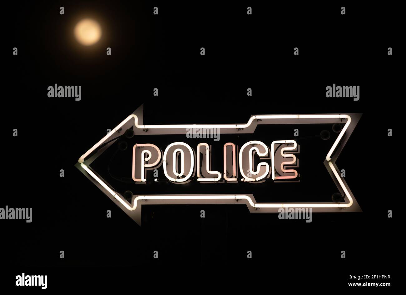 Weißes Neonschild Zeigt Auf Polizeistation Dunkle Nacht Voll Mond Stockfoto