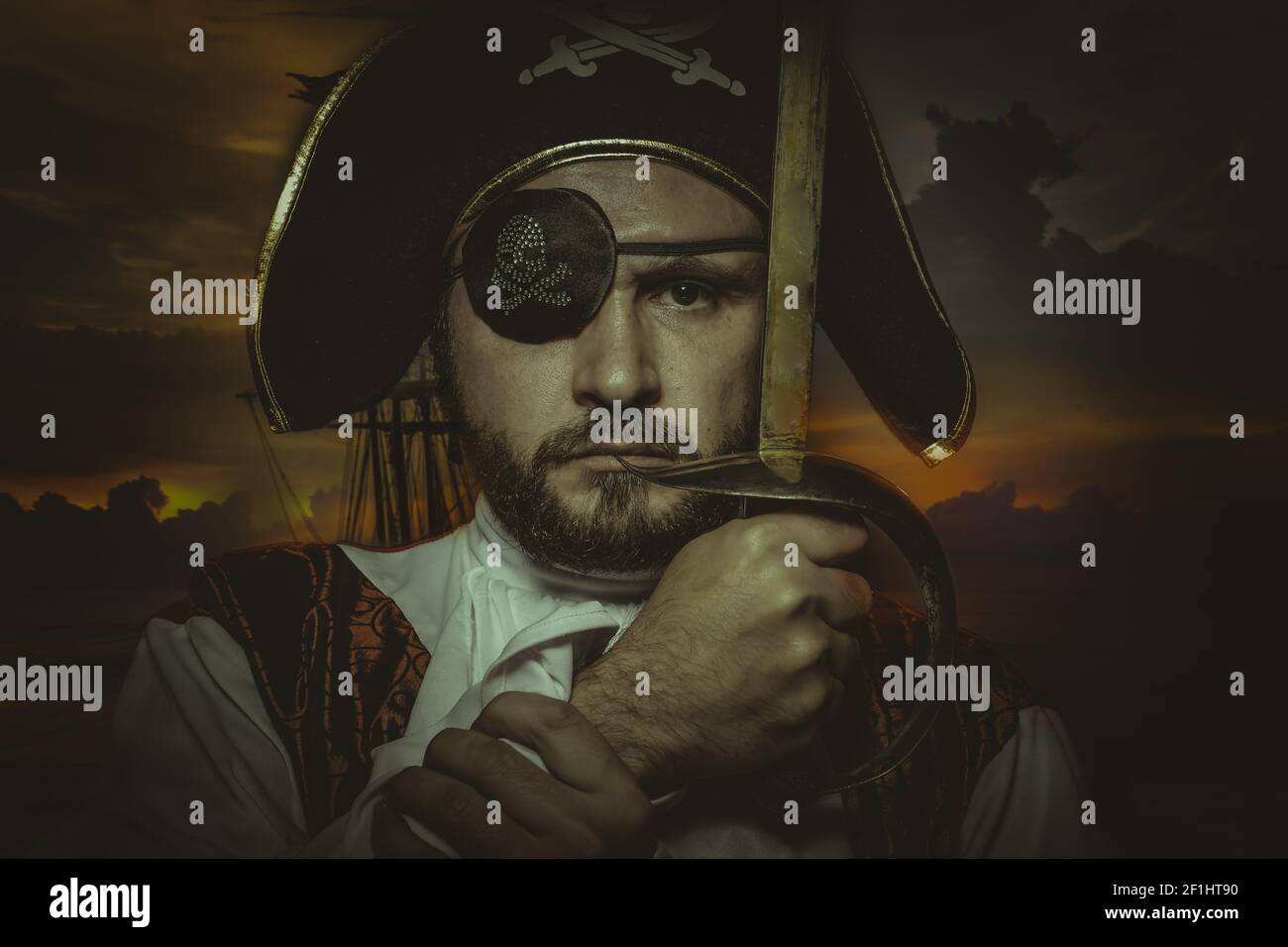 Ernst, Mann Pirat mit Augenklappe und alter Hut mit lustigen Gesichtern und ausdrucksstark Stockfoto