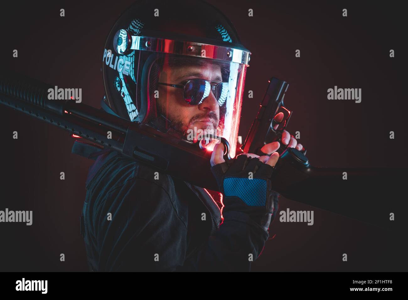 Konflikt Bereitschaftspolizei mit roten Warnleuchten. bewaffneten Mann mit Helm und kugelsicheren Weste Stockfoto