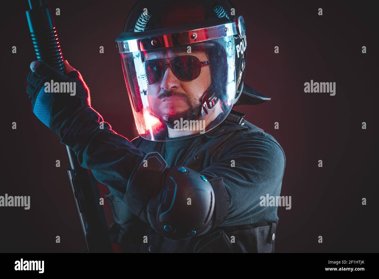 Spezielle Bereitschaftspolizei mit roten Warnleuchten. bewaffneten Mann mit Helm und kugelsicheren Weste Stockfoto
