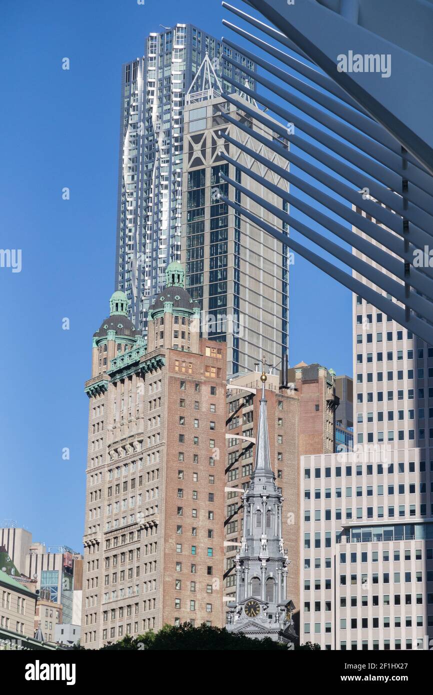 USA, New York City, NY - 8 die Spruce Street, der Beekman Tower, oder New York von Gehry, ragt vom Oculus aus über das untere Manhattan. Stockfoto