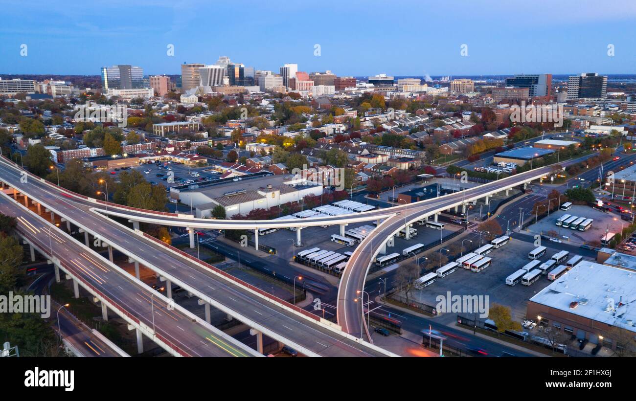 Statische Aufnahme über Highways und Downtown City Skyline Wilmington Delaware Stockfoto