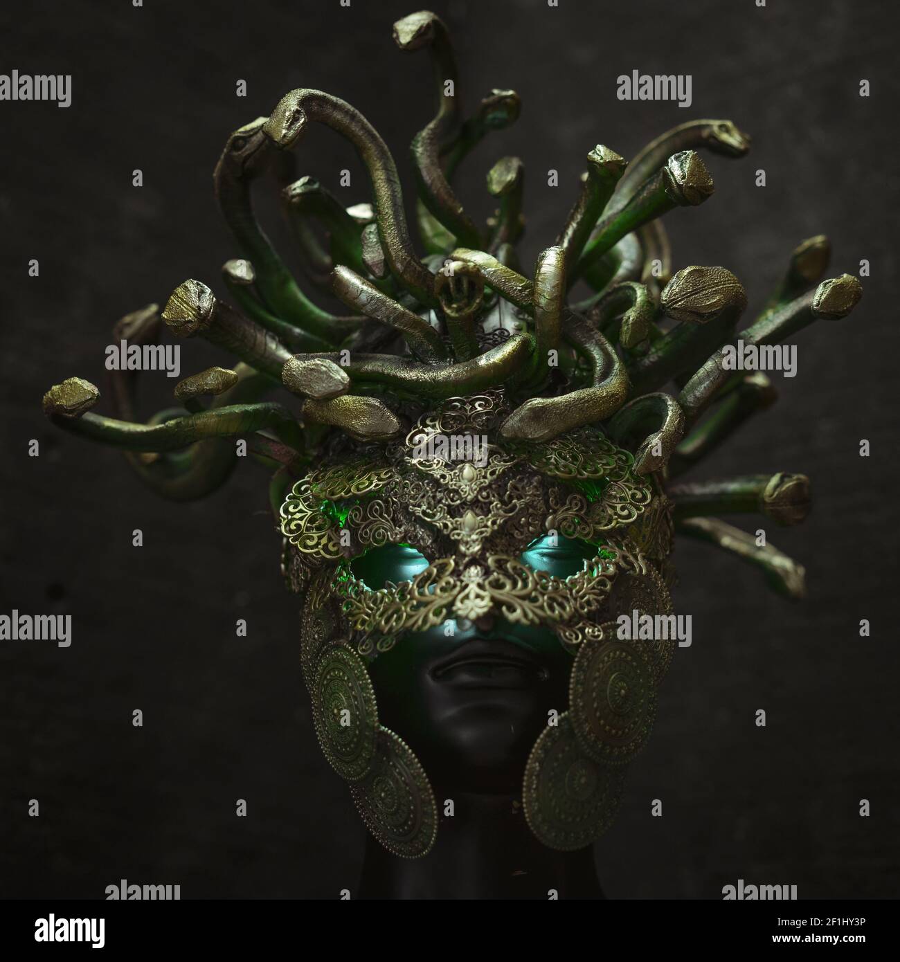 Kopf Medusa, Kreatur der griechischen Mythologie. Stücke von Hand mit Goldschmieden und Metallen wie Gold und Kupfer. Trägt einen Helm Stockfoto