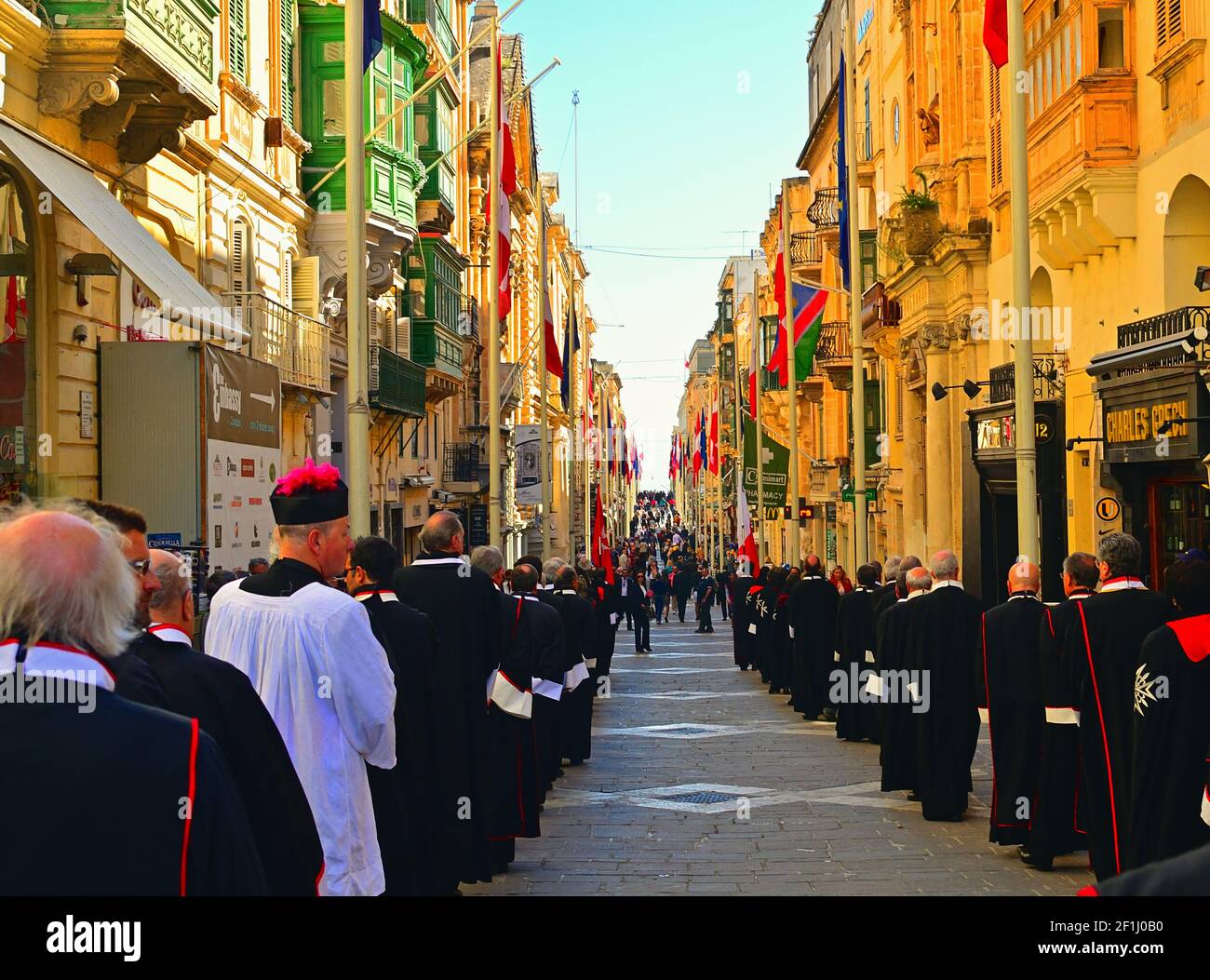 Traditionelle Präzession der Mitglieder des Malteserordens in Valetta Stockfoto