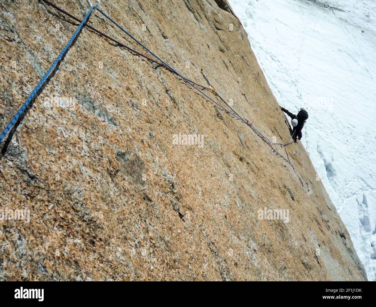 Man Rock Klettern eine steile vertikale Granitfelsen Kletterroute In den französischen Alpen bei Mont Blanc ab Stockfoto