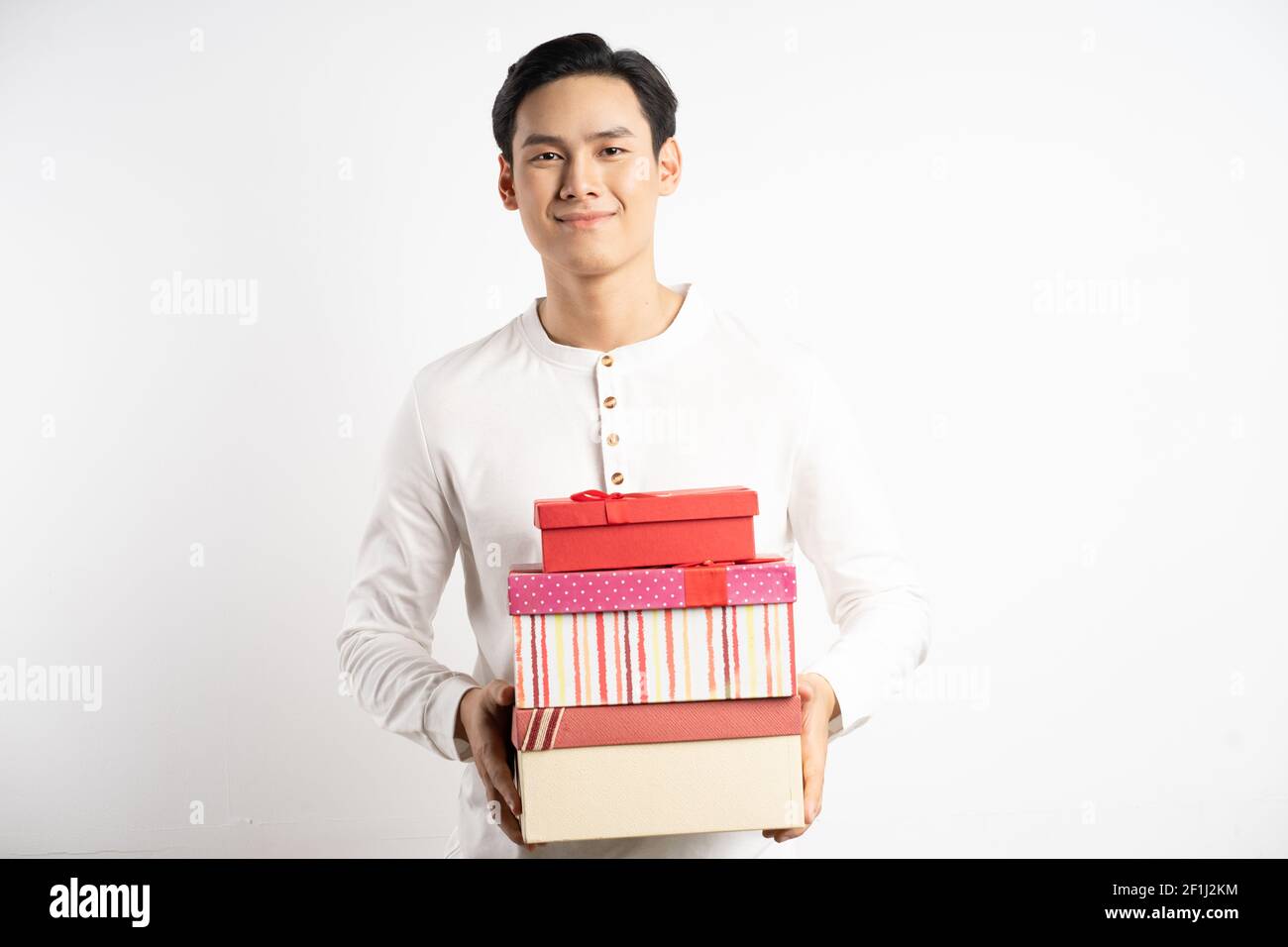 Asiatischer Geschäftsmann hielt drei Geschenkschachteln in seiner Hand Stockfoto