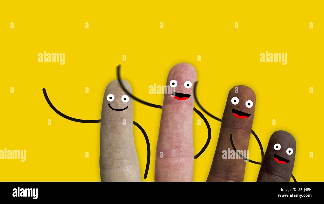 Finger einer Hand verschiedener ethnischer Gruppen mit Smiley Gesichtern und Armen begrüßen uns, ideale Aufnahmen zu rep Stockfoto