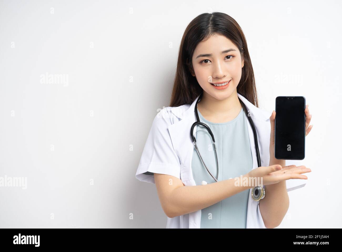 Portrait asiatische weibliche Arzt hält Telefon in der Hand Stockfoto