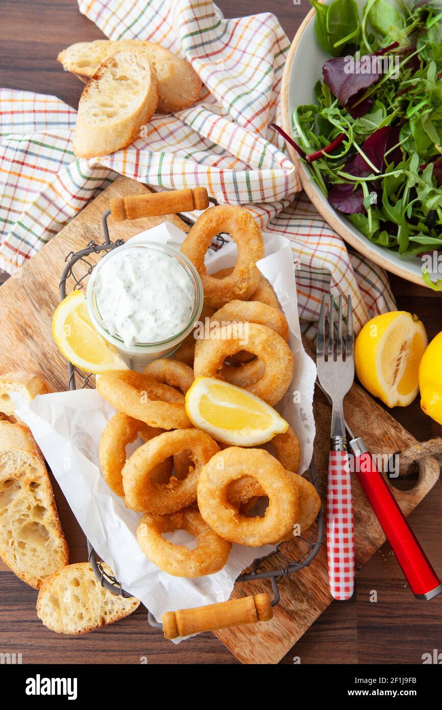 Knusprig panierte Calamari-Ringe Stockfoto