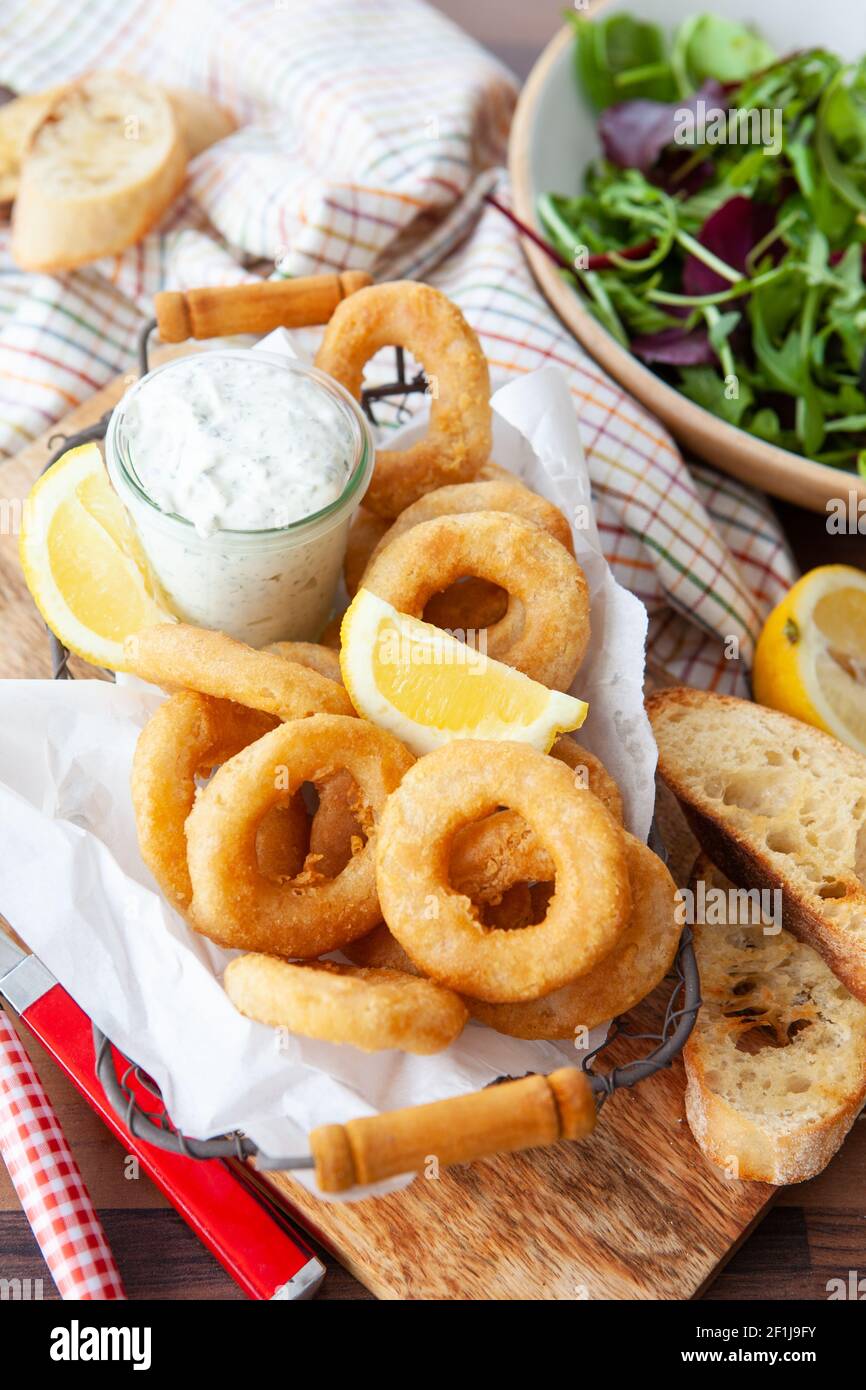 Knusprig panierte Calamari-Ringe Stockfoto