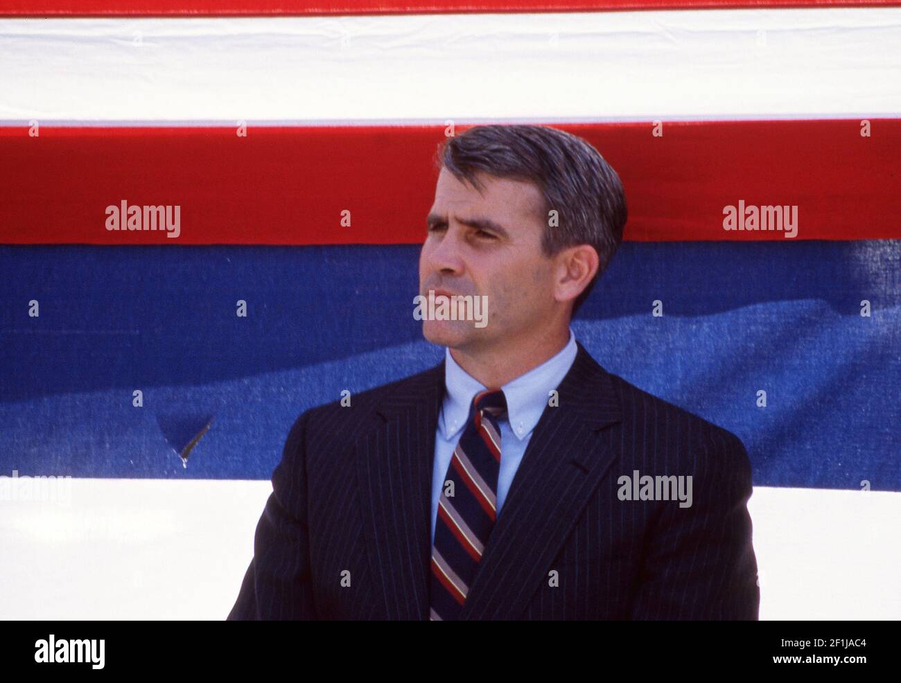 Oliver North nimmt an der politischen Kundgebung zur Unterstützung von Christopher Cox Run for Congress am 2. Juni 1988 im Orange Coast Community College in Costa Mesa, Kalifornien, Teil. Quelle: Ralph Dominguez/MediaPunch Stockfoto