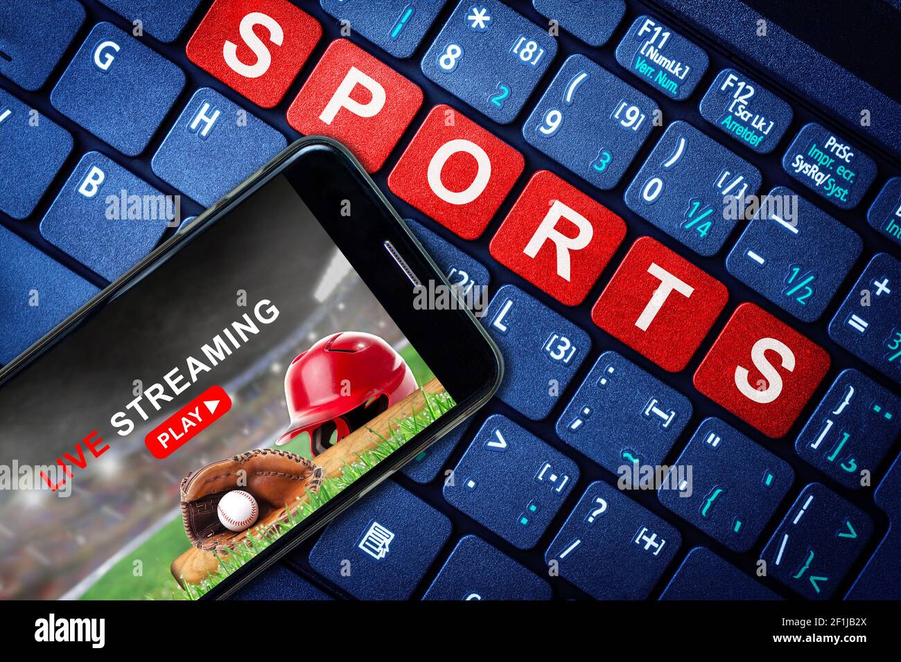 Sport Live-Streaming-Konzept zeigt Baseball-Spiel auf Smartphone mit Laptop High-Tech-Hintergrund ausgestrahlt. Zugriff auf digitale Inhalte auf Abruf ist möglich Stockfoto